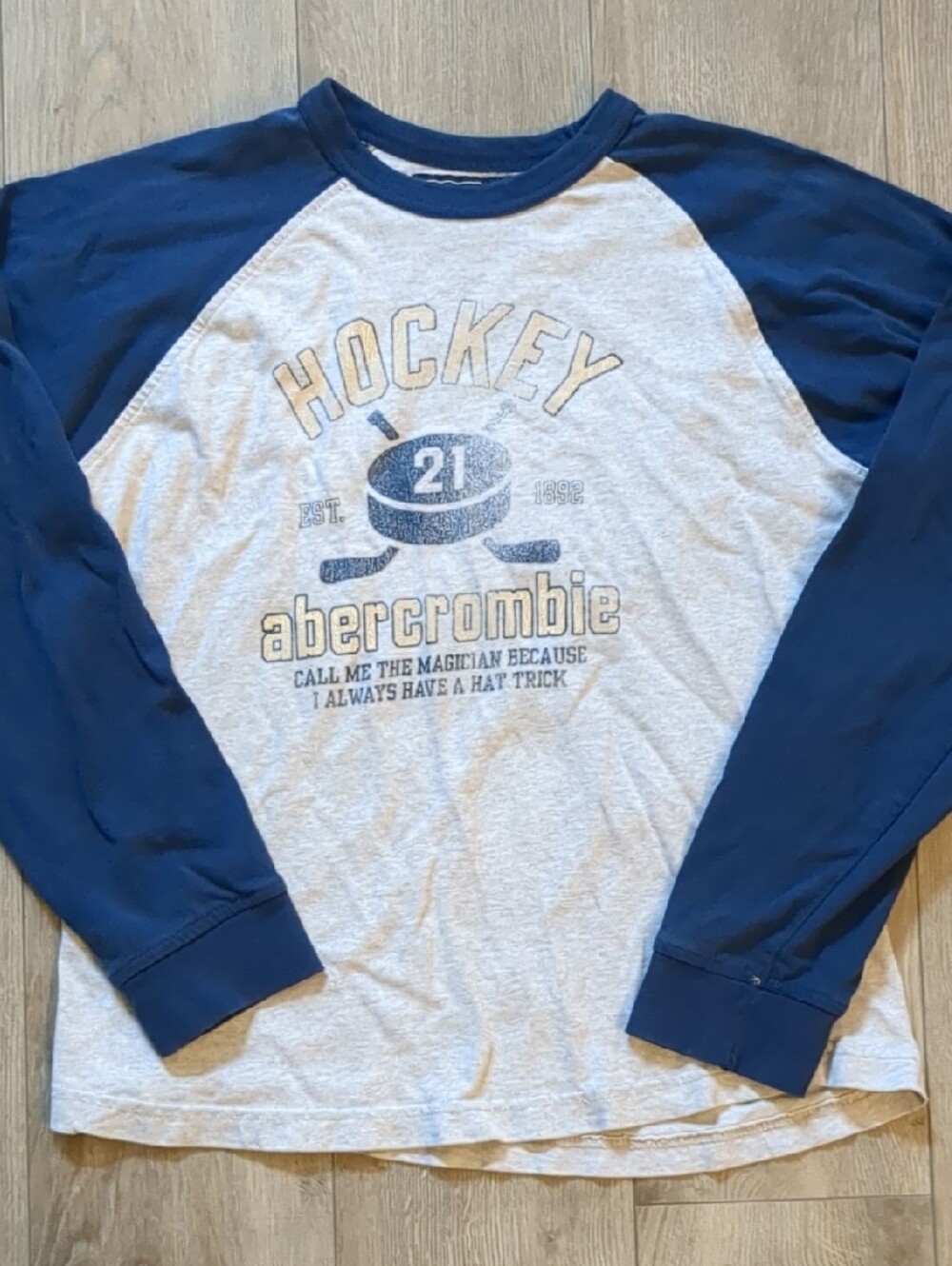 BOYS ABERCROMBIE & FITCH VINTAGE HOCKEY GRAPHIC RAGLAN SHIRT - SIZE M
